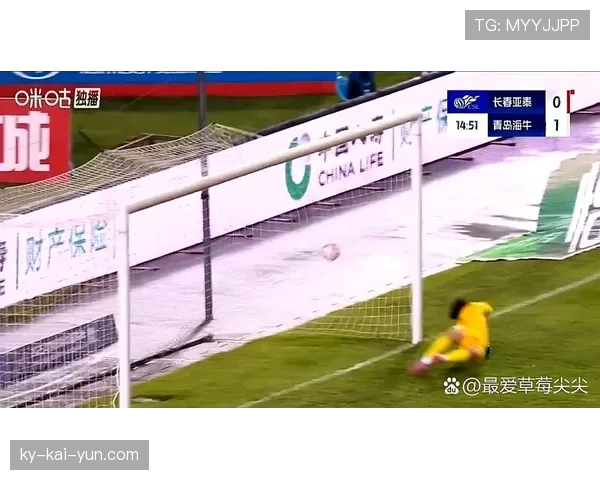 关键时刻：门将冲出禁区头球解围，化解对手单刀机会